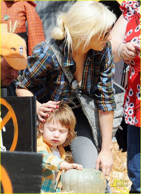 Photo Christina Aguilera Visits A Pumpkin Patch 24 Photo 2280392