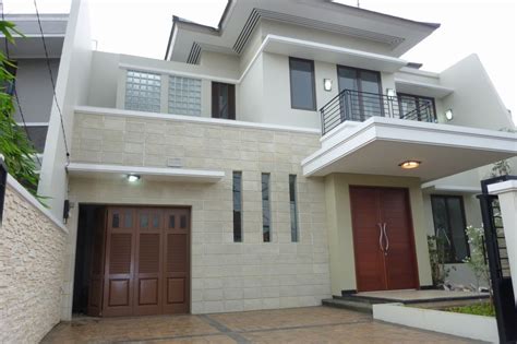 Paduan batu alam dengan material kayu menjadikan rumah ini. Desain Rumah Batu Alam 2 Lantai
