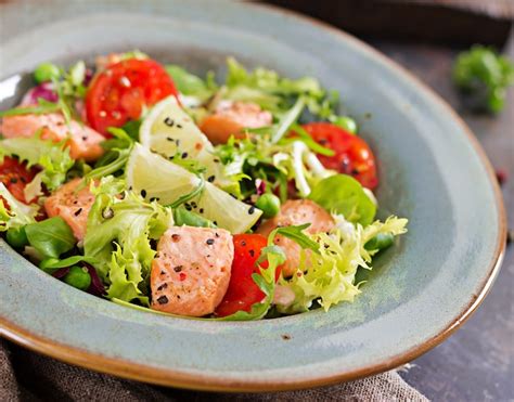 Gesunder Salat Mit Fisch Gebackener Lachs Tomaten Limette Und Salat