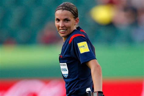 French referee stephanie frappart made history on wednesday night when she became the first female to referee a men's uefa champions league match. Stéphanie Frappart será la primera mujer que arbitre en la Ligue 1 | Fútbol