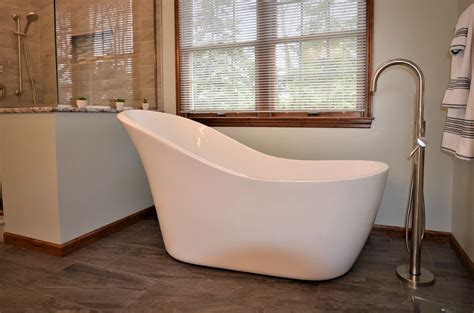 Do you have a cinderella bath tub and wonder how, originally, a shower curtain was supposed to work? Our Cinderella Slipper Tub is the perfect addition to this ...
