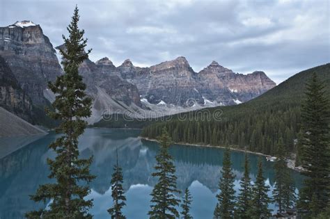 Alba Nel Lago Moraine Sosta Nazionale Del Banff Immagine Stock