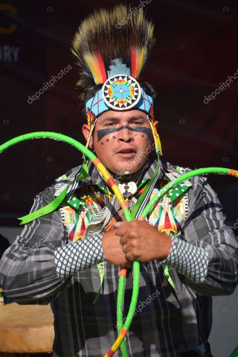 Victoria Bc CanadÁ 24 Junio 2015 Hombre Indígena En Traje Tradicional