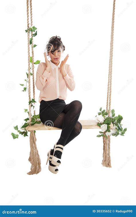 Uma Mulher Que Senta Se Em Um Banco Foto De Stock Imagem De Arte Modelo 30335652