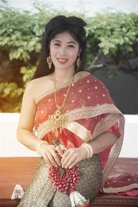 De Vrij Thaise Dame In Midden Thais Klassiek Traditioneel Kledingskostuum Stelt De Slinger Van