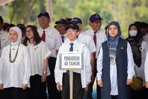 ITB Anugerahkan Satyalancana Karya Satya Dan Penghargaan Pengabdian