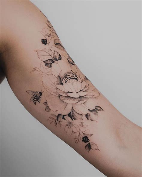 Tritoan Ly On Instagram 🌸🐝 Feminine Tattoo Sleeves Floral Tattoo