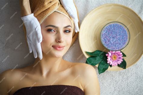 Premium Photo Masseur Doing Massage The Head Of An Woman In Spa Salon
