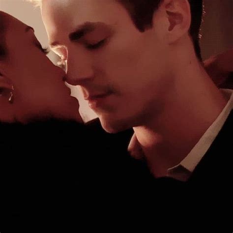 Couple Kiss And Cw Bild Barry Iris The Flash Grant Gustin The