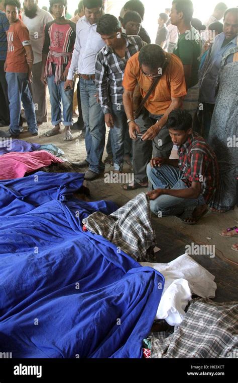 Rana Plaza Victim Bodies Hi Res Stock Photography And Images Alamy