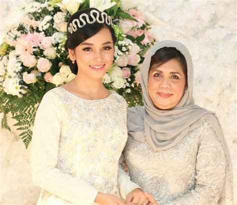 15 Gambar Sama Cantik Sama Padan Majlis Pertunangan Anak Tiri Siti