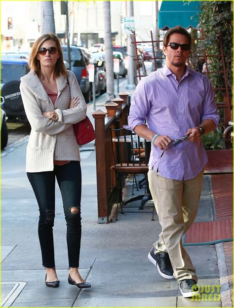 Photo Mark Wahlberg Holds Hands With Wife Rhea Durham 01 Photo