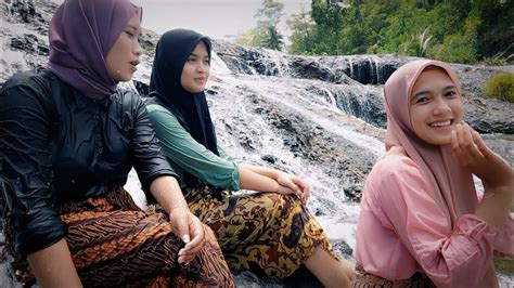 Cantik Alami Gadis Desa Sukabumi Saat Mandi Di Sungai Indonesian