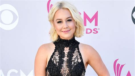 Exclusive Raelynn Reveals How She Celebrated Her No1 Album At The 2017 Acms