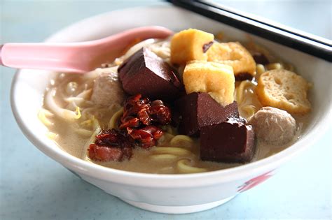 In the southern part of malaysia and its neighbouring country, singapore, it is sometimes called curry laksa (malay: 10 Penang Curry Mee To Eat in Klang Valley | Best Food Network