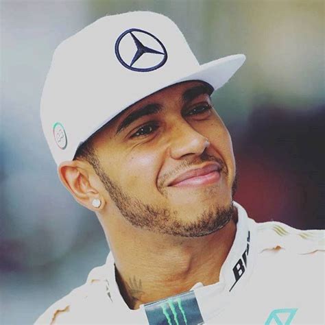 Jul 04, 2021 · das ist für hamilton ärgerlich, denn eigentlich hätte es für ihn ein lockerer zweiter platz werden sollen, nachdem sich vor ihm lando norris und sergio perez in die haare bekommen hatten. Pin van Driele Sá op Lewis Hamilton #44