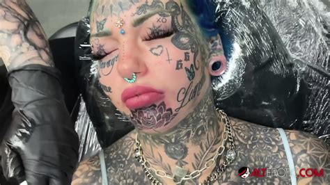 Australian Bombshell Amber Luke Gets A New Chin Tattoo Eporner