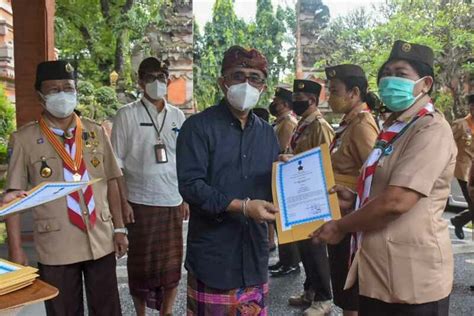Wali Kota Jaya Negara Serahkan Penghargaan Lencana Panca Warsa Bagi
