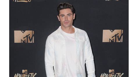 zac efron hospitalised after tearing acl 8days