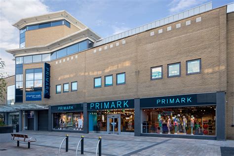 Burnley (/ ˈ b ɜːr n l i /) is a town in lancashire, england, with a 2001 population of 73,021. Primark opens Burnley store