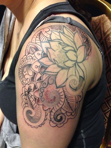 Tatoeage wordt in tribale stijl en gezien in krullen. Lotus paisley | Floral tattoo design, Tattoos, Tattoo designs