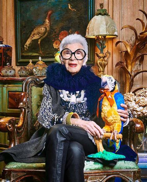 Iris Apfel única Celebra Sus 99 Años Con Una Línea Deco Y Vestida En