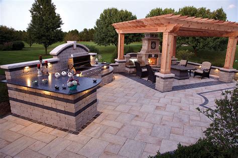 This outdoor kitchen and entertainment area gets ample space. Outdoor Kitchen Design for a Wonderful Patio - Amaza Design
