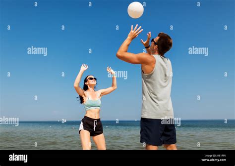 pareja feliz jugando voleibol de playa de verano fotografía de stock alamy
