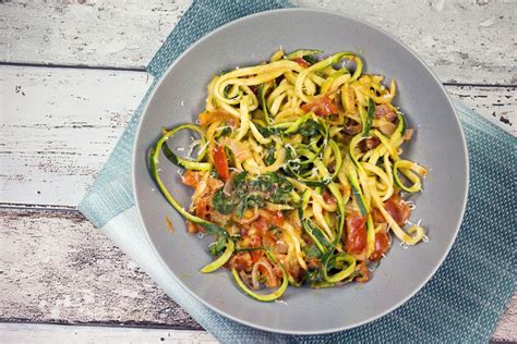 Low Carb Zucchini Spaghetti Mit Frischkäse Ajvar Und Tomaten Rezept