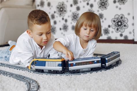 Niños Jugando Con Lego Y Tren De Juguete En Una Sala De Juegos Foto