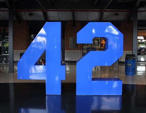 Dodgers To Honor Jackie Robinson With Statue Think Blue La