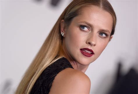 The a discovery of witches star, 35, is currently pregnant with her fourth baby, and in a recent instagram post, she gets candid about. Teresa Palmer HD Wallpaper | Background Image | 2500x1711 ...