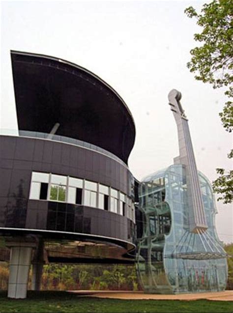 Fu, god of good fortune, lu, god of prosperity and with a violin made completely out of glass the piano portion of the house has 3 legs & features with the pianos open top. Extravagante Casa con Forma de Piano y entrada de Violín ...