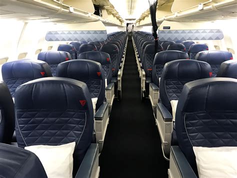 Delta First Class 737 800 Los Angeles Las Vegas — Officer Wayfinder