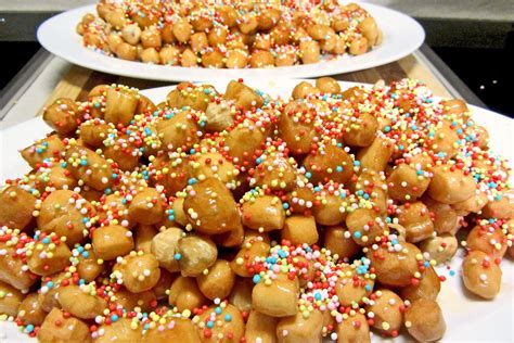 Gli struffoli sono un dolce tipico della tradizione napoletana e rappresentano una delle ricette più caratteristiche del periodo natalizio. Neapolitan Struffoli - Perla nel blu