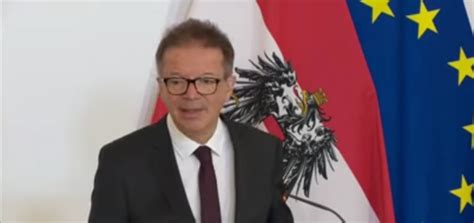 És ahogy láthatjuk, a korlátozások feloldását követhetik újabb szigorítások. Április közepe és május közepe közé jósolják Ausztriában a koronavírus-járvány tetőpontját