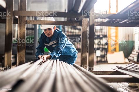 Pekerja Pabrik Baja Wanita Di Tempat Kerja Foto Stok Unduh Gambar