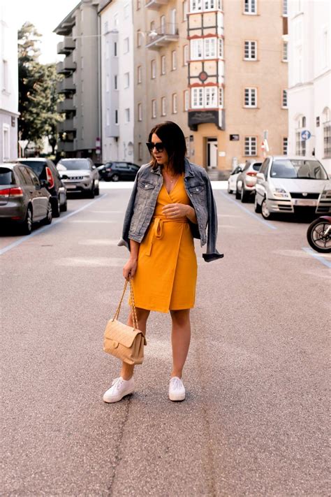 Ein gelbes Kleid kombinieren? Alltagsoutfit mit Jeansjacke und Sneakers ...