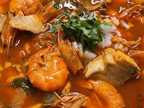 Auténtica Sopa Mexicana De Camarones Pescado y Verduras En Caldo