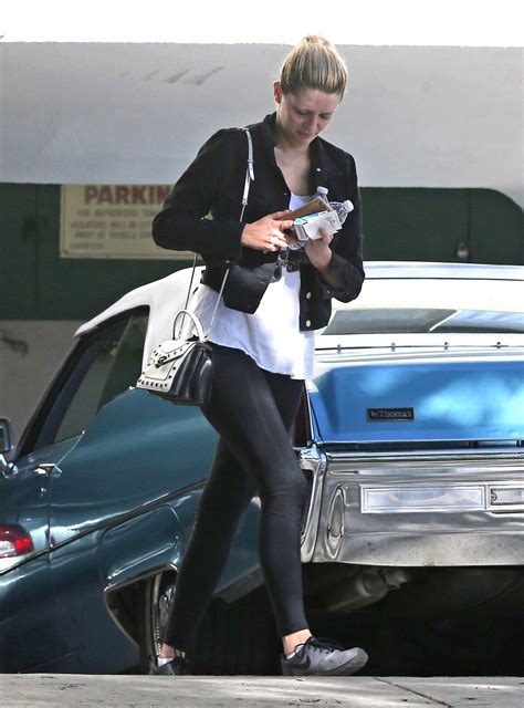 Photo Exclusif Mischa Barton se promène dans les rues de West Hollywod Los Angeles le