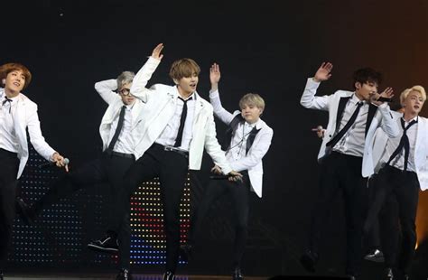 For connecting the light stick to sync with the application. Weverse, la app imprescindible para los fans del K-Pop