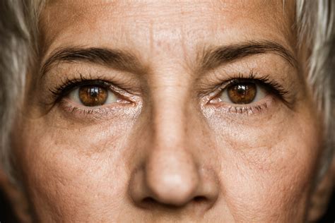 Brown Eyed Senior Woman Der Gesundheitsratgeber