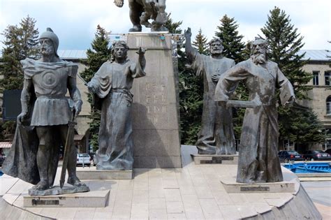 Современная медаль армении с изображением. Equestrian statue of Vartan Mamikonian in Gyumri Armenia