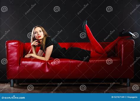 Modefrau In Der Roten Strumpfhose Auf Couch Stockbild Bild Von Sofa M Dchen