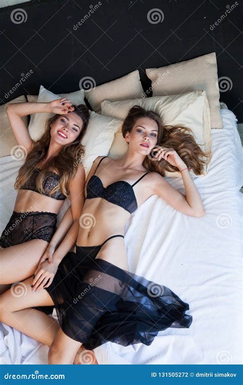 Deux Belles Femmes Se Trouvent Sur Un Lit De L Amour Tendre Photo Stock Image Du Heureux