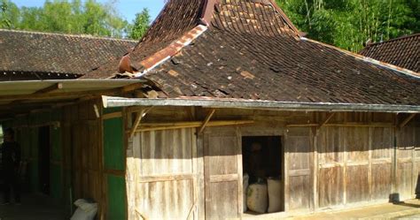 Rumah tradisional jawa terbagi menjadi dua bagian, yakni rumah induk dan rumah tambahan. Rumah Adat Joglo Yogyakarta - Harbolnas d