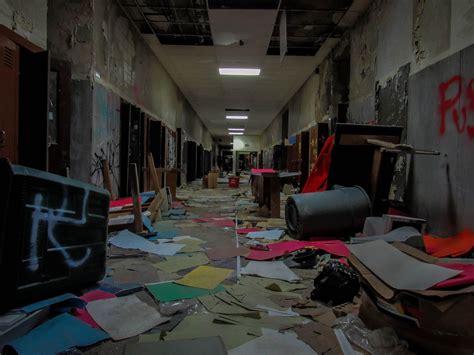Abandoned High School Hallway Flint Mi Oc 4608 X 3456 R