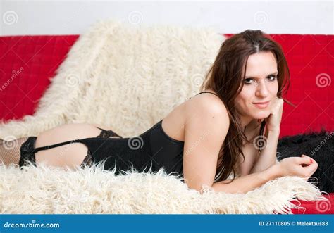 Die Frau Liegt Auf Einem Sofa Stockbild Bild Von Haut Weiblichkeit 27110805