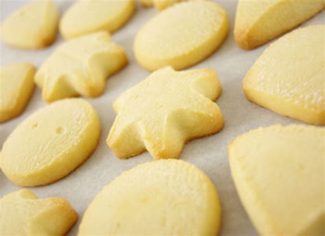 Scottish shortbreads are traditionally a christmas cookie that blends butter, sugar, and flour to this recipe for scottish shortbreads makes a very fine christmas cookie with its rich buttery flavor. PETITS SABLÉS AU GINGEMBRE | Scottish shortbread cookies ...