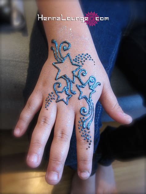 Also, the bold lines are to die for! emma_stars_henna | Henna designs, Mehndi designs for kids ...